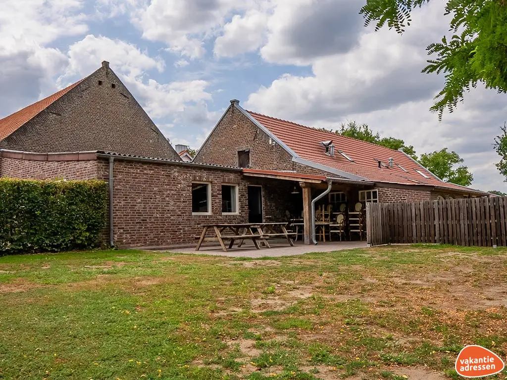 Groepsaccommodatie in Posterholt (Limburg) voor 26 personen met 7 slaapkamers en 3 badkamers.