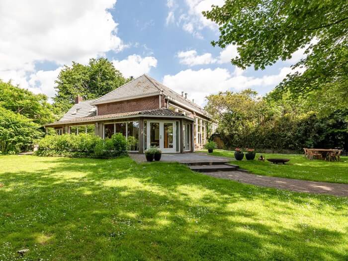 Groepsaccommodatie in Hooghalen (Drenthe) voor 18 personen met 9 slaapkamers en 5 badkamers.