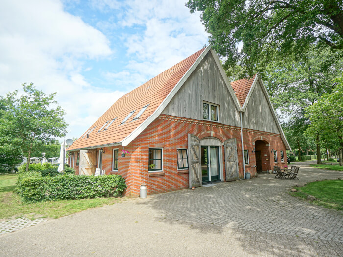 Groepsaccommodatie in Denekamp (Overijssel) voor 20 personen met 8 slaapkamers en 5 badkamers.