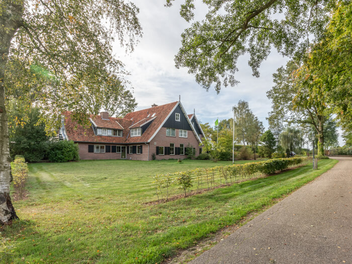 Groepsaccommodatie in Eibergen (Gelderland) voor 28 personen met 12 slaapkamers en 12 badkamers.