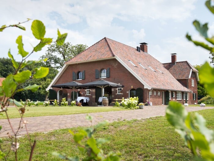 Groepsaccommodatie in Boekelo (Overijssel) voor 22 personen met 11 slaapkamers en 11 badkamers.