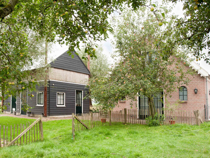 Groepsaccommodatie in Vreeland (Utrecht) voor 24 personen met 7 slaapkamers en 6 badkamers.