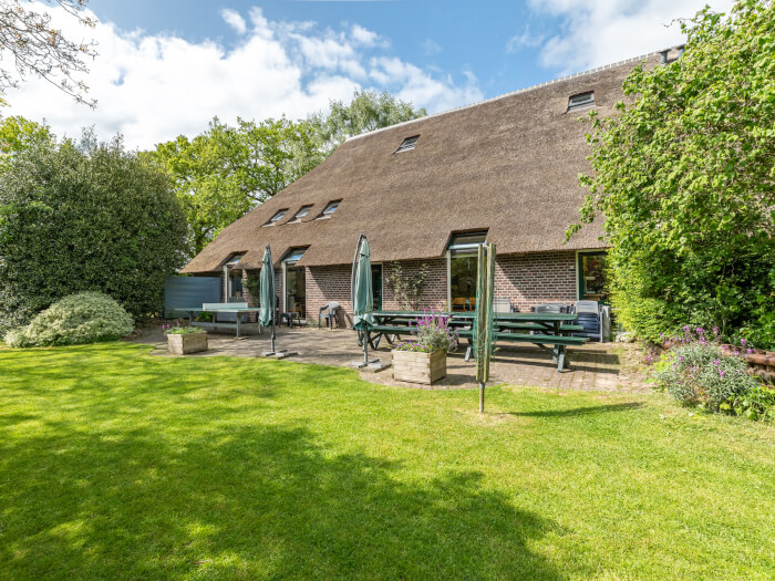 Groepsaccommodatie in Anderen (Drenthe) voor 32 personen met 8 slaapkamers en 10 badkamers.