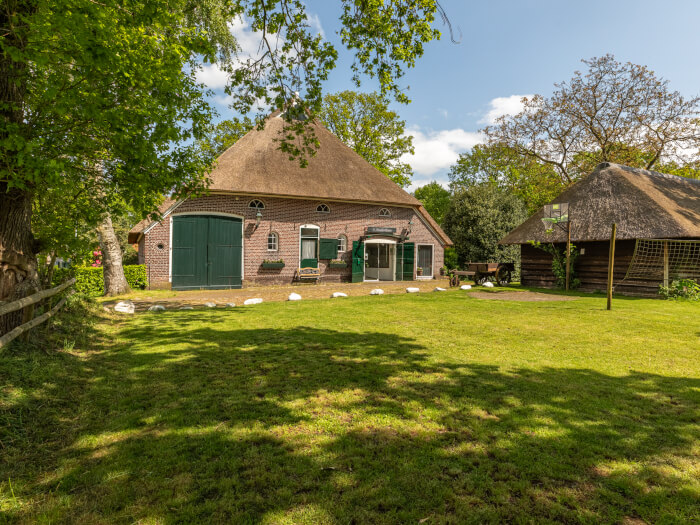 Groepsaccommodatie in Anderen (Drenthe) voor 32 personen met 8 slaapkamers en 10 badkamers.