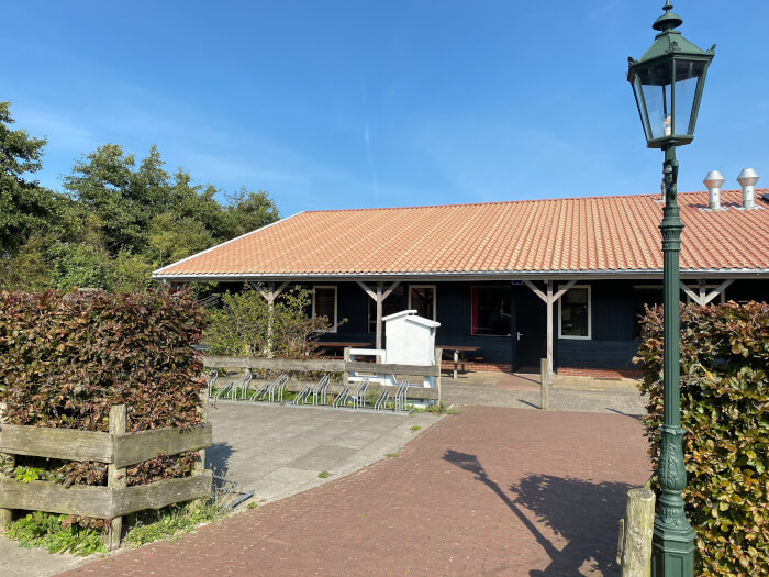Groepsaccommodatie in Den Hoorn (Waddeneilanden) voor 26 personen met 5 slaapkamers en 3 badkamers.