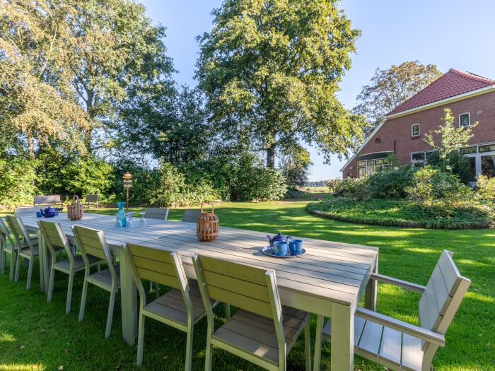 Groepsaccommodatie in Wedde (Groningen) voor 16 personen met 8 slaapkamers en 4 badkamers.