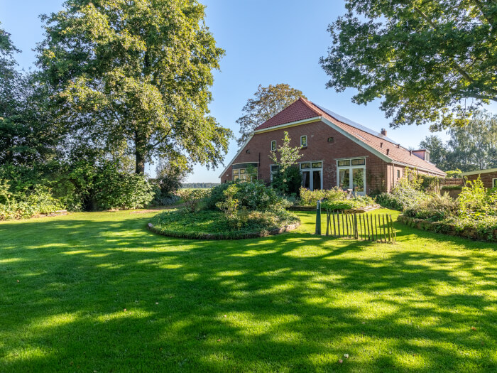 Groepsaccommodatie in Wedde (Groningen) voor 16 personen met 8 slaapkamers en 4 badkamers.