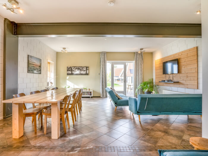 Groepsaccommodatie in Kollumerpomp (Friesland) voor 16 personen met 4 slaapkamers en 3 badkamers.