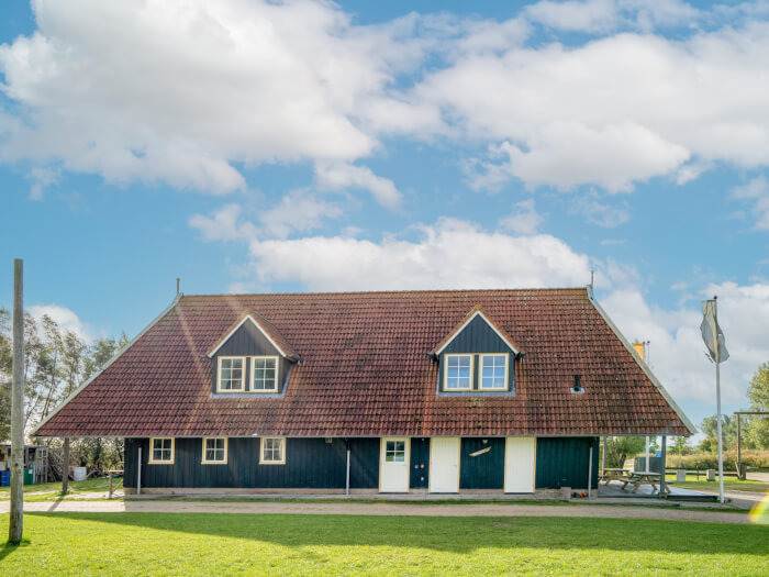 Groepsaccommodatie in Kollumerpomp (Friesland) voor 16 personen met 4 slaapkamers en 3 badkamers.