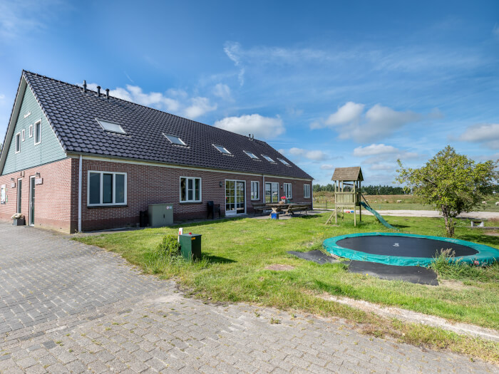 Groepsaccommodatie in Genemuiden (Overijssel) voor 20 personen met 10 slaapkamers en 4 badkamers.