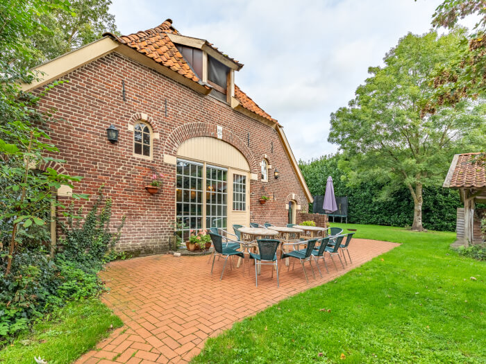 Groepsaccommodatie in Lochem (Gelderland) voor 20 personen met 8 slaapkamers en 5 badkamers.