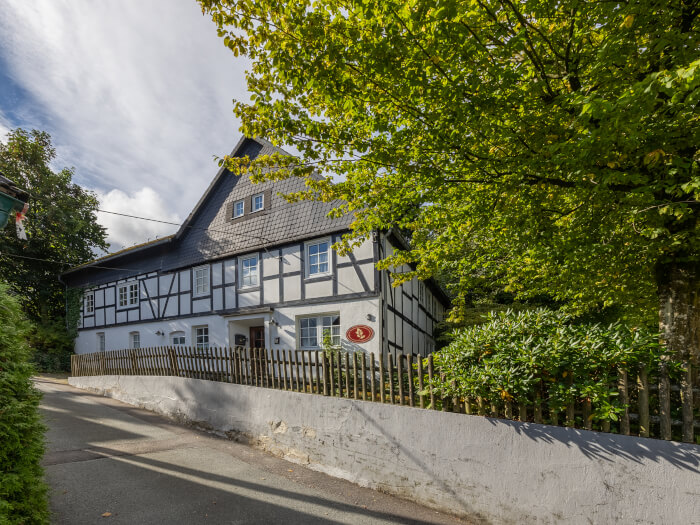 Groepsaccommodatie in Winterberg (Noordrijn-Westfalen) voor 16 personen met 6 slaapkamers en 3 badkamers.