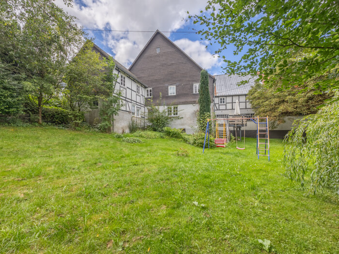 Groepsaccommodatie in Winterberg (Noordrijn-Westfalen) voor 16 personen met 8 slaapkamers en 4 badkamers.