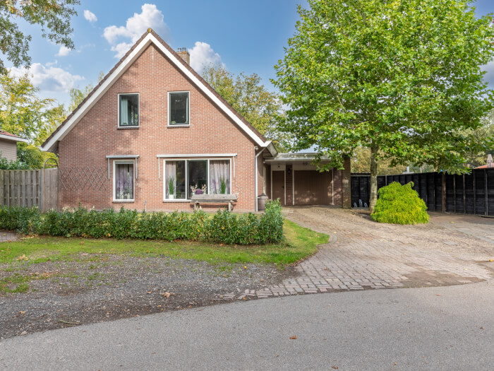 Groepsaccommodatie in Rheeze (Overijssel) voor 14 personen met 5 slaapkamers en 2 badkamers.