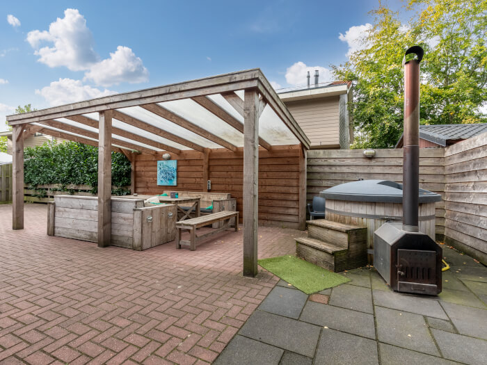 Groepsaccommodatie in Rheeze (Overijssel) voor 14 personen met 5 slaapkamers en 2 badkamers.