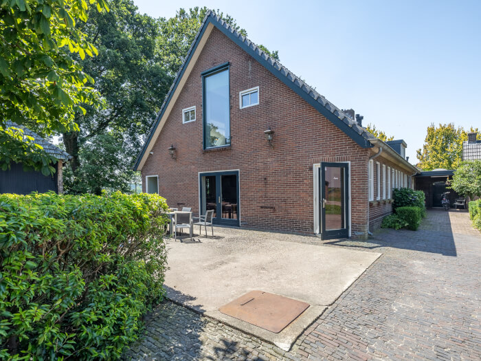 Groepsaccommodatie in Hoevelaken (Gelderland) voor 14 personen met 5 slaapkamers en 5 badkamers.