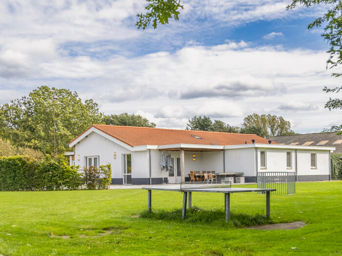 Groepsaccommodatie in Heeswijk-Dinther (Noord-Brabant) voor 22 personen met 5 slaapkamers en 4 badkamers.