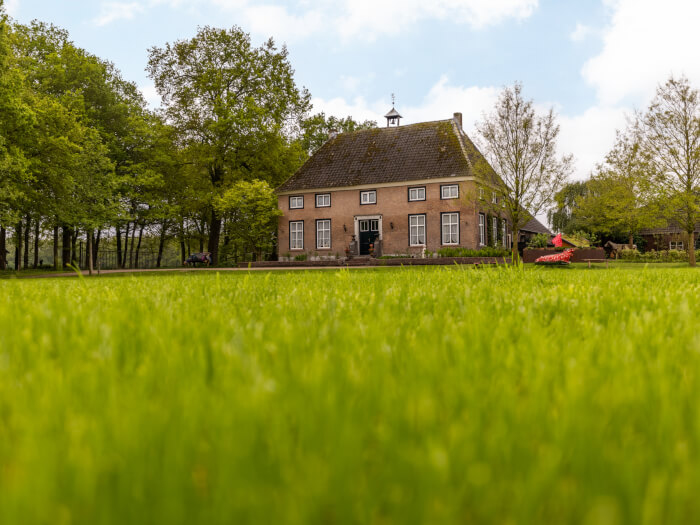 Groepsaccommodatie in Beers NB (Noord-Brabant) voor 13 personen met 5 slaapkamers en 3 badkamers.