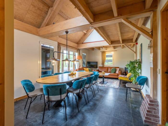 Groepsaccommodatie in Beers NB (Noord-Brabant) voor 12 personen met 4 slaapkamers en 3 badkamers.