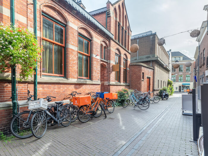 Groepsaccommodatie in Zwolle (Overijssel) voor 24 personen met 18 slaapkamers en 6 badkamers.