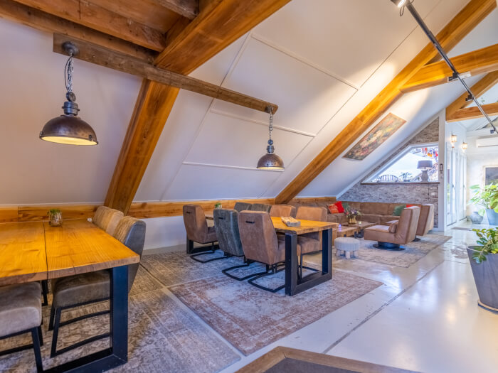 Groepsaccommodatie in Arnhem (Gelderland) voor 18 personen met 4 slaapkamers en 4 badkamers.
