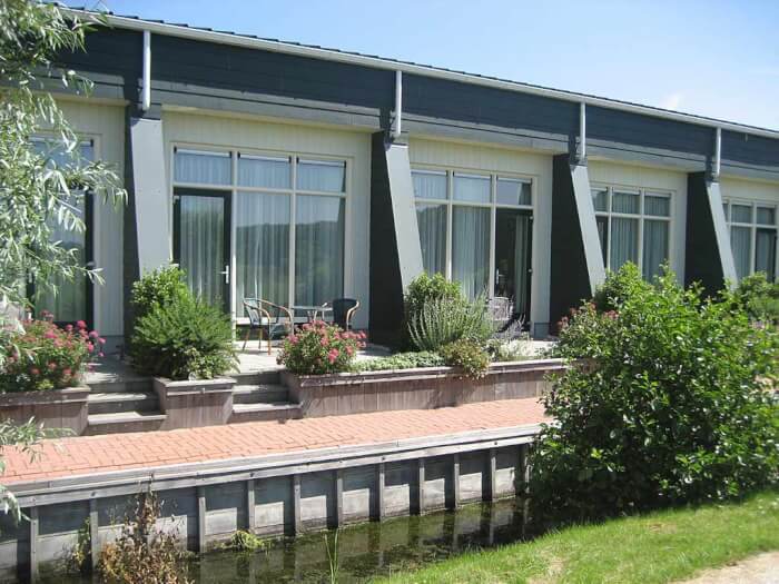Groepsaccommodatie in Beemster (Noord-Holland) voor 22 personen met 8 slaapkamers en 7 badkamers.