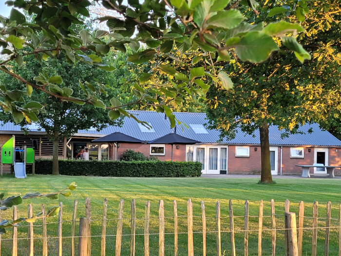 Groepsaccommodatie in Loon op Zand (Noord-Brabant) voor 24 personen met 8 slaapkamers en 4 badkamers.