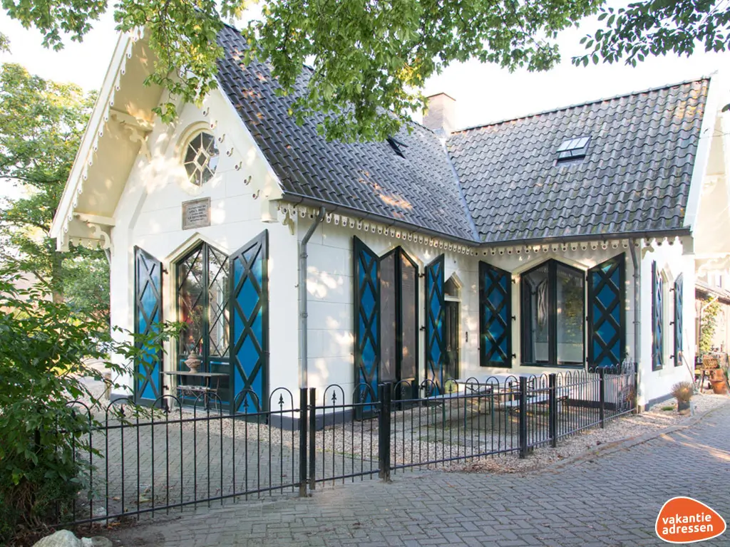 Groepsaccommodatie in Abcoude (Utrecht) voor 12 personen met 4 slaapkamers en 4 badkamers.