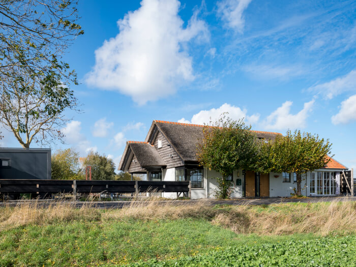 Groepsaccommodatie in Cadzand (Zeeland) voor 14 personen met 7 slaapkamers en 6 badkamers.
