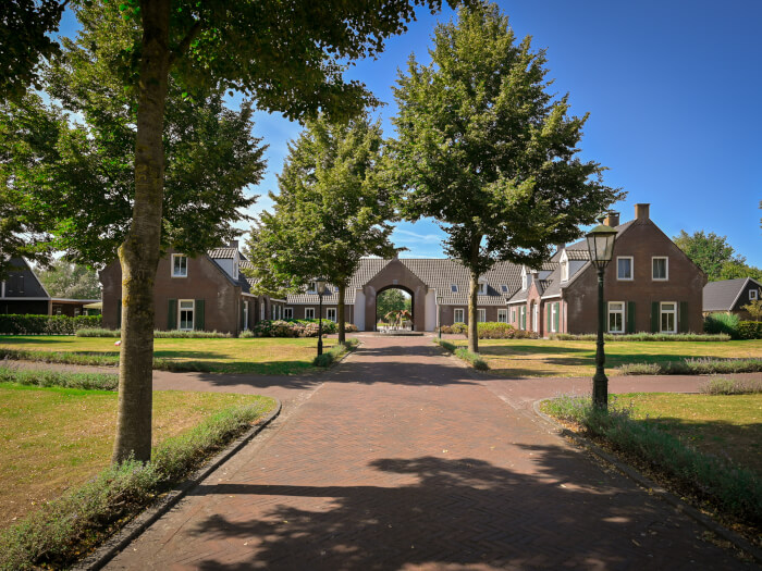 Groepsaccommodatie in Pesse (Drenthe) voor 26 personen met 13 slaapkamers en 11 badkamers.