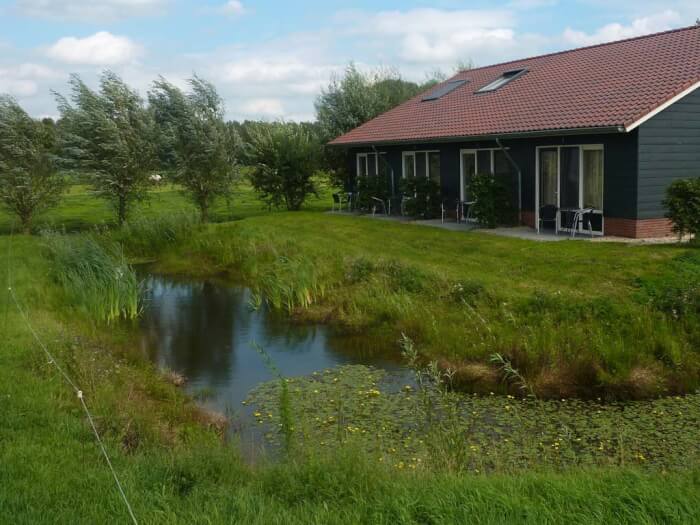 Groepsaccommodatie in Goudriaan (Zuid-Holland) voor 16 personen met 5 slaapkamers en 5 badkamers.