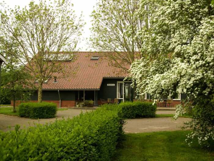 Groepsaccommodatie in Goudriaan (Zuid-Holland) voor 16 personen met 5 slaapkamers en 5 badkamers.