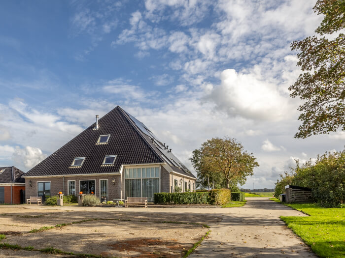 Groepsaccommodatie in Anna Paulowna (Noord-Holland) voor 18 personen met 8 slaapkamers en 8 badkamers.