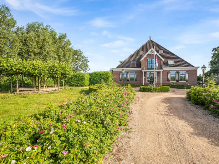 Groepsaccommodatie in Katwoude (Noord-Holland) voor 13 personen met 5 slaapkamers en 5 badkamers.