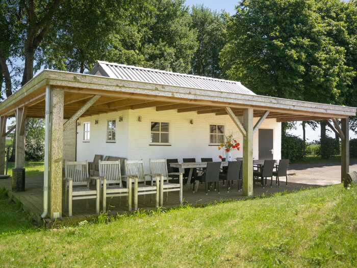Groepsaccommodatie in Engelum (Friesland) voor 31 personen met 10 slaapkamers en 4 badkamers.
