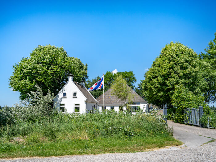 Groepsaccommodatie in Engelum (Friesland) voor 31 personen met 10 slaapkamers en 4 badkamers.