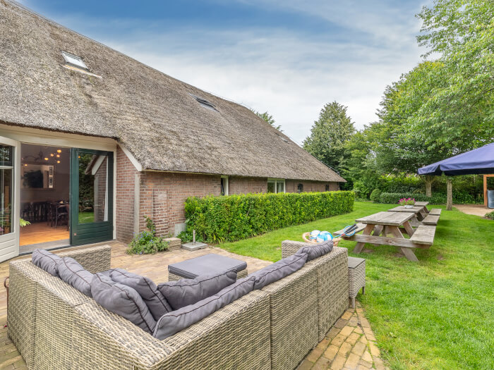 Groepsaccommodatie in Spier (Drenthe) voor 27 personen met 9 slaapkamers en 5 badkamers.