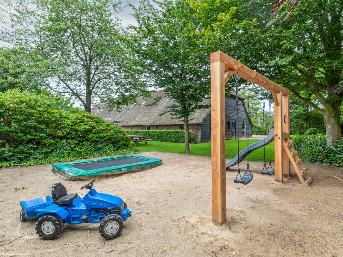 Groepsaccommodatie in Spier (Drenthe) voor 27 personen met 9 slaapkamers en 5 badkamers.