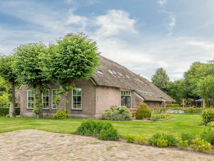 Groepsaccommodatie in Spier (Drenthe) voor 27 personen met 9 slaapkamers en 5 badkamers.