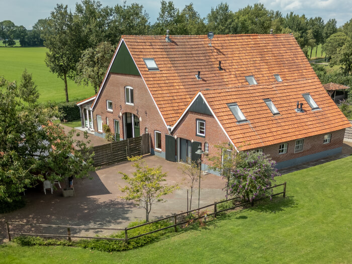 Groepsaccommodatie in Winterswijk (Gelderland) voor 16 personen met 6 slaapkamers en 2 badkamers.