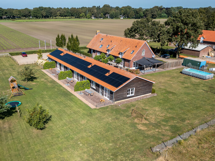 Groepsaccommodatie in Evertsoord (Limburg) voor 26 personen met 13 slaapkamers en 7 badkamers.