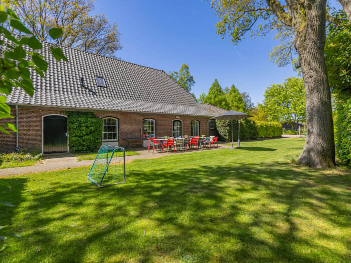 Groepsaccommodatie in Overloon (Noord-Brabant) voor 16 personen met 5 slaapkamers en 2 badkamers.
