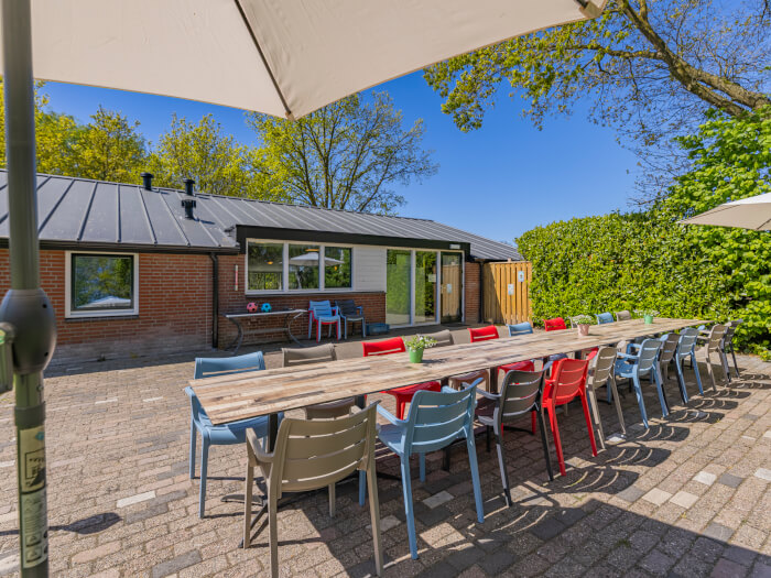 Groepsaccommodatie in Overloon (Noord-Brabant) voor 26 personen met 7 slaapkamers en 4 badkamers.