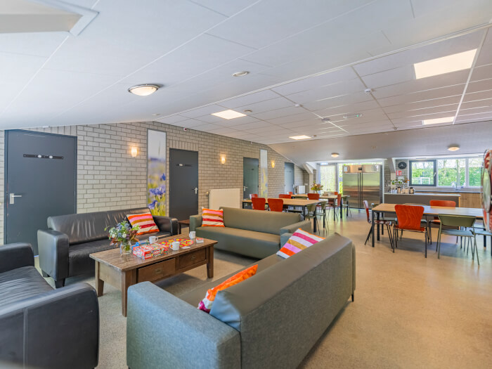 Groepsaccommodatie in Overloon (Noord-Brabant) voor 26 personen met 7 slaapkamers en 4 badkamers.