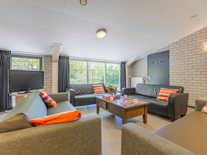 Groepsaccommodatie in Overloon (Noord-Brabant) voor 26 personen met 7 slaapkamers en 4 badkamers.