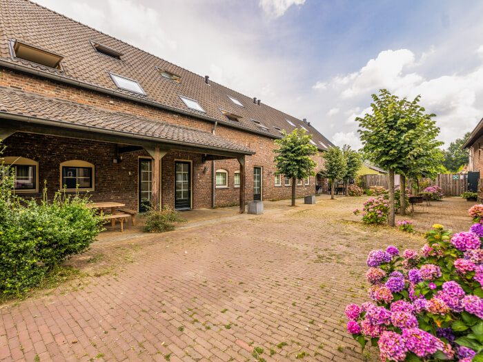 Groepsaccommodatie in Roermond (Limburg) voor 24 personen met 10 slaapkamers en 4 badkamers.
