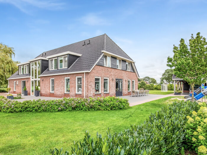 Groepsaccommodatie in Ane (Overijssel) voor 30 personen met 12 slaapkamers en 12 badkamers.