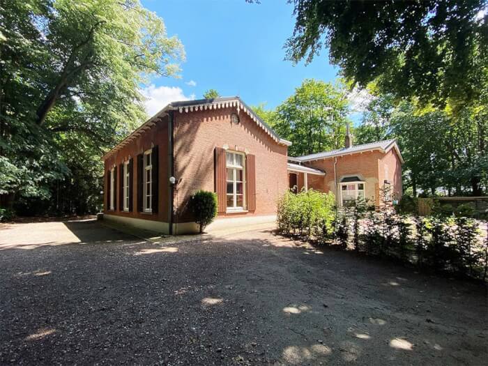 Groepsaccommodatie in Bosschenhoofd (Noord-Brabant) voor 24 personen met 7 slaapkamers en 4 badkamers.