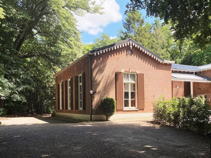 Groepsaccommodatie in Bosschenhoofd (Noord-Brabant) voor 24 personen met 7 slaapkamers en 4 badkamers.