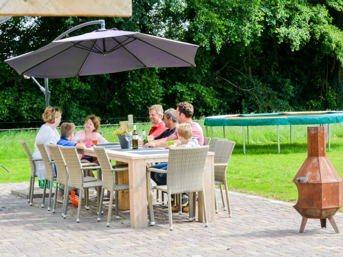Groepsaccommodatie in Mander (Overijssel) voor 16 personen met 8 slaapkamers en 5 badkamers.